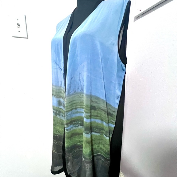 VIDA Blue and Black scenic Sleeveless Cardigan PLUS - Picture 5 of 12